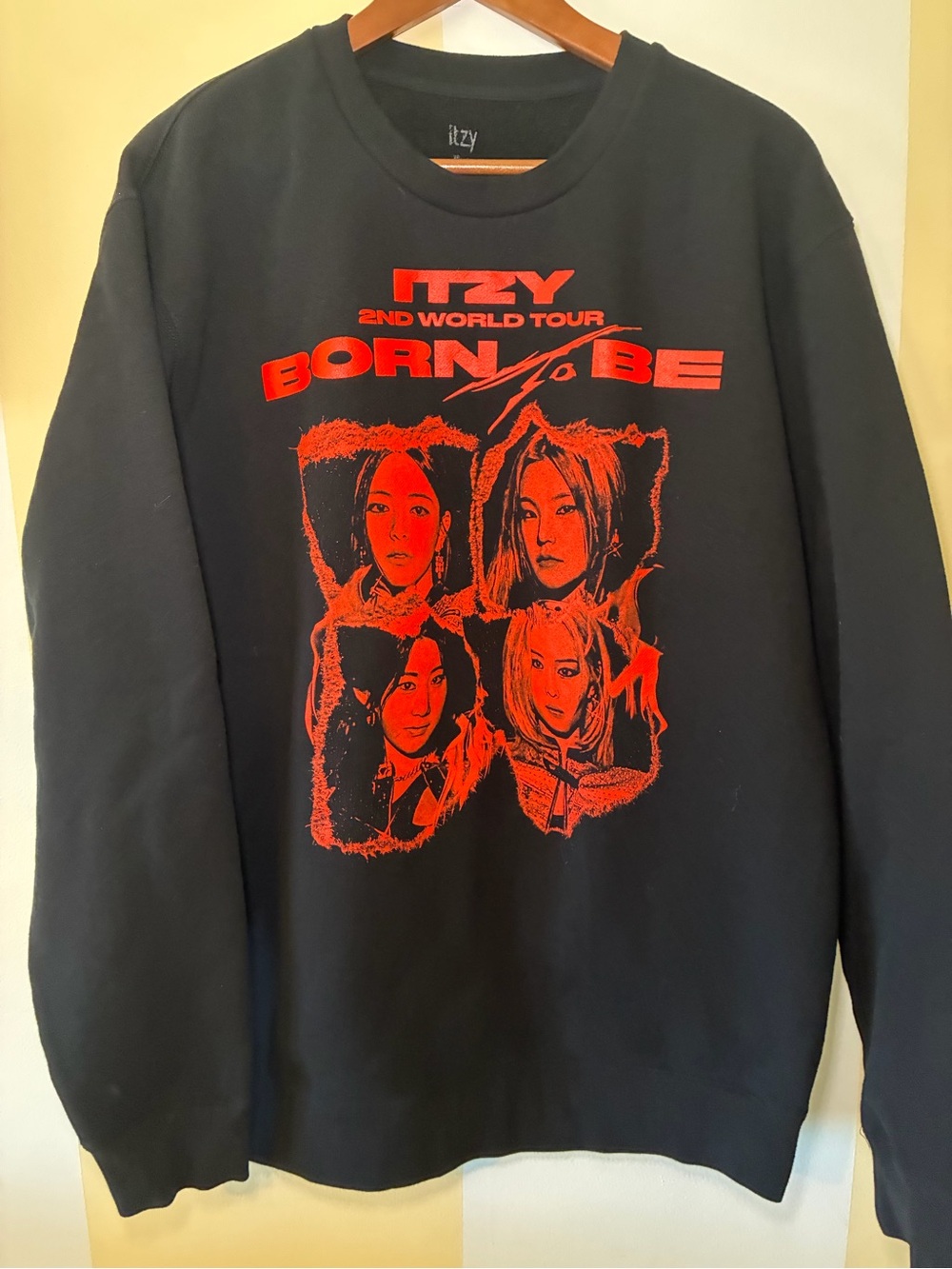 ITZY Born To Be 2nd World Tour Crewneck Sweatshirt Black K-Pop Merch Size XL